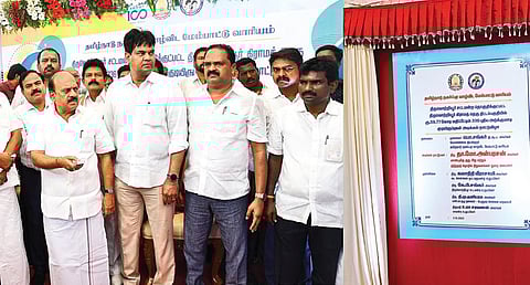 தமிழ்நாடு நகர்ப்புற வாழ்விட மேம்பாட்டு வாரியத்தின் சார்பில் திருவொற்றியூர் கிராமத் தெருவில் ரூ.59.77 கோடி மதிப்பீட்டில் கட்டப்பட உள்ள 336 புதிய அடுக்குமாடி குடியிருப்புகளுக்கு சிறு, குறு மற்றும் நடுத்தரத் தொழில் நிறுவனங்கள் துறை அமைச்சர் தா.மோ.அன்பரசன் நேற்று அடிக்கல் நாட்டினார். உடன் கலாநிதி வீராசாமி எம்.பி., தமிழ்நாடு நகர்ப்புற வாழ்விட மேம்பாட்டு வாரிய மேலாண்மை இயக்குநர் பொ.சங்கர், எம்எல்ஏக்கள் எஸ்.சுதர்சனம், கே.பி.சங்கர் உள்ளிட்டோர்.