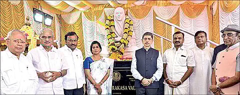 சென்னை ஆளுநர் மாளிகையில் புதிதாக நிறுவப்பட்டுள்ள வள்ளலார் சிலையை நேற்று திறந்து வைத்தார் ஆளுநர் ஆர்.என்.ரவி. உடன், மத்திய இணையமைச்சர் எல்.முருகன், ஆளுநரின் செயலர் கிர்லோஷ் குமார், சென்னை முன்னாள் மேயர் சைதை துரைசாமி, தொழிலதிபர் நல்லி குப்புசாமி, உமன்ஸ் லீக் அறக்கட்டளை நிறுவனர் திவ்யா ஸ்வப்னா ராஜ், காமராஜர் மக்கள் கட்சி தலைவர் தமிழருவி மணியன், வள்ளலாரின் 200-வது ஆண்டு விழாக் குழுத் தலைவர் பிரபாகரன் உள்ளிட்டோர்.