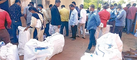 மோசடி வழக்கில் குற்றம் சாட்டப்பட்டவர்களுக்கு வழங்குவதற்காக தனித்தனி மூட்டைகளில் கோவை டான்பிட் நீதிமன்றத்துக்கு நேற்று கொண்டுவரப்பட்டிருந்த குற்றப்பத்திரிகை நகல்கள். படம்: க.சக்திவேல்