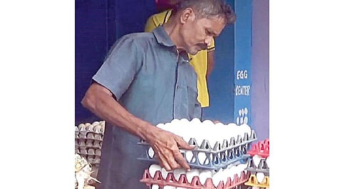 ஓசூர் தேர்பேட்டையில் உள்ள கடையில் முட்டை வியாபாரத்தில் ஈடுபட்டுள்ள ராஜா நடராஜன்.