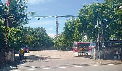 மேற்கூரை இல்லாமல் காணப்படும் முகப்பேர் கிழக்கு 7 எச் பேருந்து நிலையம்.