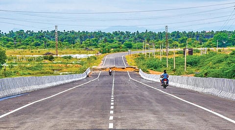 மாத்தூர்- பஞ்சப்பூர் சாலையில் தயார் நிலையில் உள்ள மேம்பாலம்.