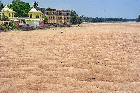 பாலைவனம் போல வறண்டு காணப்படும் காவிரி ஆறு. இடம் - தஞ்சாவூர் மாவட்டம் திருவையாறு புஷ்ப மண்டப படித்துறை | கோப்புப் படம்