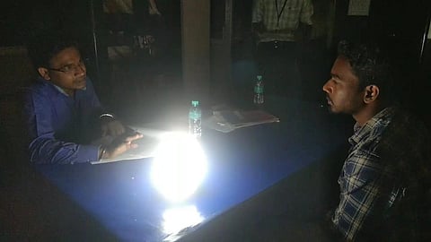 மின் இணைப்பு துண்டிப்பால் புதுச்சேரி அரசு அலுவலகத்தில் இருட்டில் நடந்த வேலைவாய்ப்பு முகாம்