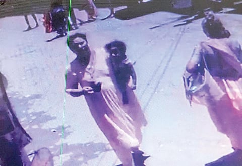 திருச்செந்தூர் கோயிலில் ஒன்றரை வயது ஆண் குழந்தை கடத்தல்: குமரி தம்பதியிடம் நட்பாக பழகி பெண் கைவரிசை