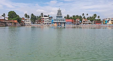 குமரியில் பெய்த கனமழையால் குளங்கள் நிரம்பி வருகின்றன. முழுமையாக தண்ணீர் நிரம்பி காட்சியளிக்கும் சுசீந்திரம் தெப்பக்குளம்.