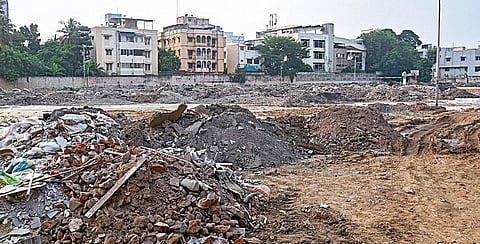 கோபாலபுரத்தில் உள்ள மாநகராட்சி விளையாட்டு மைதானத்தில் கொட்டப்பட்டுள்ள கட்டிடக் கழிவுகள். படம்: எஸ்.சத்தியசீலன்