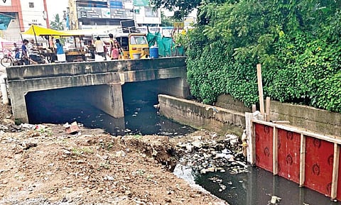 மாருதி நகர் மற்றும் வள்ளல் யூசுப் நகர் பகுதியில் அளவில் குறைவாக கட்டப்பட்டு வரும் கால்வாய்கள். | படம்: எம்.முத்துகணேஷ்