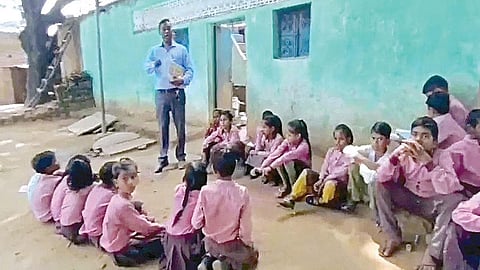 மாணவியின் வீட்டில் பாடம் நடத்திய அரசுப் பள்ளி ஆசிரியர் அமித் வர்மா.