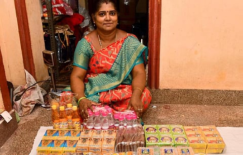 நறுமணம் கமழும் பூஜை பொருள் தயாரித்து தொழில்முனைவோர் ஆன மதுரை பெண்!