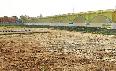 ஒரு சொட்டு தண்ணீர் கூட வராத மதுரை வைகை ஆறு. | படம்: எஸ்.கிருஷ்ணமூர்த்தி