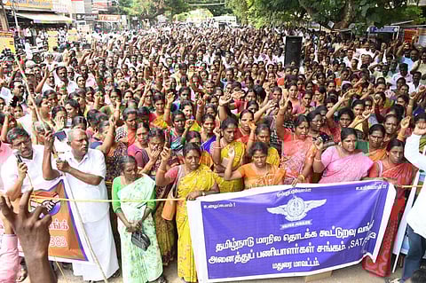 மதுரை அண்ணாநகரில் இன்று தமிழ்நாடு மாநில தொடக்க கூட்டுறவு வங்கி அனைத்துப் பணியாளர்கள் சங்கம் சார்பில் நடந்த ஆர்ப்பாட்டத்தில் பங்கேற்றோர். | படம்: எஸ்.கிருஷ்ணமூர்த்தி.