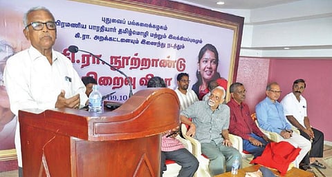 மறைந்த எழுத்தாளர் கி.ராஜநாராயணன் நூற்றாண்டு நிறைவு விழாவில் பேசுகிறார் பேராசிரியர் பஞ்சாங்கம். அருகில் கரிசல் விருது பெற்ற பேராசிரியர் கவிஞர் பழமலய் உள்ளிட்டோர் உள்ளனர்.