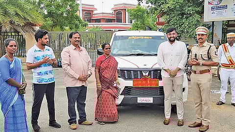 மாநகராட்சி பணிகளை கவனிக்க கடலூர் துணைமேயர் தாமரைச்செல்வனுக்கு கார் வழங்கப்பட்டது. உடன் மேயர், ஆட்சியர், காவல் கண்காணிப்பாளர் உள்ளிட்டோர்.