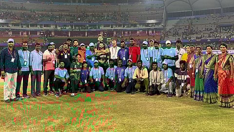 மைதான பராமரிப்பு ஊழியர்களுடன் பாகிஸ்தான் வீரர்கள்