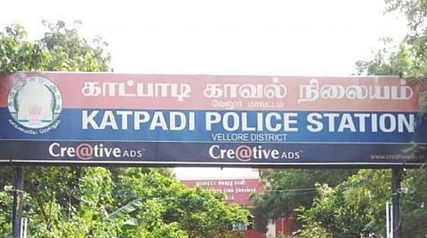 பெங்களூரு வியாபாரியை வரவழைத்து காட்பாடியில் வழிப்பறியில் ஈடுபட்ட 8 பேர் கைது