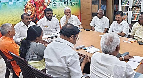 சென்னை தியாகராய நகரில் உள்ள தமிழக பாஜக தலைமையகத்தில் கட்சியின் தேசிய அமைப்பு பொதுச் செயலாளர் பி.எல்.சந்தோஷ் தலைமையில் மையக் குழு கூட்டம் நேற்று நடந்தது. இதில் தமிழக பாஜக தலைவர் அண்ணாமலை, மத்திய இணையமைச்சர் எல்.முருகன், மத்திய முன்னாள் இணையமைச்சர் பொன்.ராதாகிருஷ்ணன், வானதி சீனிவாசன் எம்எல்ஏ உள்ளிட்டோர் பங்கேற்றனர்.