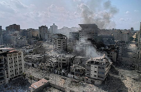 ஹமாஸ் தீவிரவாதிகளின் தலைமையகமான பாலஸ்தீனத்தின் காசா நகரை குறிவைத்து இஸ்ரேல் ராணுவம், ஏவுகணை குண்டுகளை வீசி வருகிறது. இதில் காசா நகரின் பெரும்பாலான அடுக்குமாடி குடியிருப்புகள் தரைமட்டமாகி உள்ளன. படம்: பிடிஐ