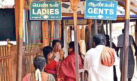 மதுரை மீனாட்சி அம்மன் கோயிலில் கைகளால் பரிசோதிக்கப்படுவது தவிர்க்கப்படுமா?