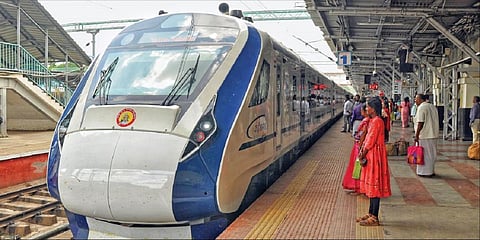 மதுரை ரயில் நிலையத்துக்கு வந்த ‘வந்தே பாரத்’ ரயில். படம்: நா.தங்கரத்தினம்