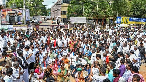 தஞ்சாவூர் எல்ஐசி அலுவலகம் முன்பு ஆர்ப்பாட்டத்தில் ஈடுபட்ட காவிரிப் படுகை பாதுகாப்பு கூட்டியக்கத்தினர், திமுக கூட்டணி கட்சியினர்
மற்றும் விவசாய சங்கத்தினர்.