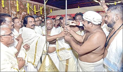 பத்மநாபபுரம் அரண்மனையில் நேற்று நடைபெற்ற மன்னரின் உடைவாள் மாற்றும் நிகழ்ச்சியில் பங்கேற்ற மத்திய இணை அமைச்சர் முரளிதரன், தமிழக அமைச்சர் மனோ தங்கராஜ், மத்திய முன்னாள் அமைச்சர் பொன்.ராதாகிருஷ்ணன், கேரள அமைச்சர் ராதாகிருஷ்ணன், மாவட்ட ஆட்சியர் ஸ்ரீதர் மற்றும் அதிகாரிகள்.