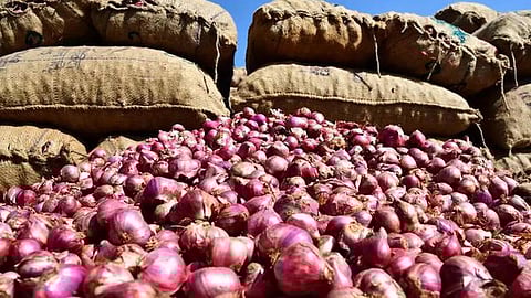 ஒரு கிலோ சின்ன வெங்காயம் ரூ.100-க்கு விற்பனை