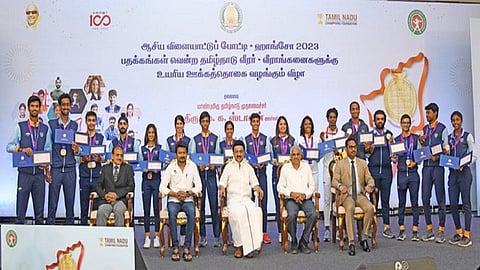 பதக்கம் வென்ற விளையாட்டு வீரர்கள் மற்றும் வீராங்கனைகளுடன் முதல்வர் ஸ்டாலின் மற்றும் அமைச்சர் உதயநிதி ஸ்டாலின்.