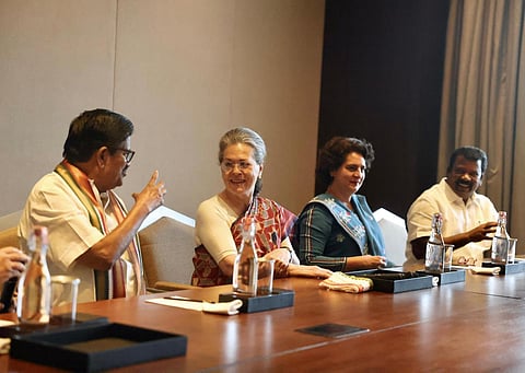 மக்களவைத் தேர்தல் வியூகம் குறித்து தமிழக காங்கிரஸ் நிர்வாகிகளுடன் சோனியா ஆலோசனை