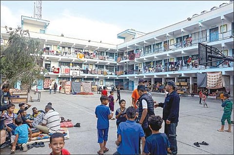 இஸ்ரேல் தாக்குதலால் வடக்கு காசா பகுதியிலிருந்து வெளியேறிய பாலஸ்தீன மக்கள், தெற்கு காசாவின் ரஃபா பகுதியில் உள்ள ஐ.நா. பள்ளியில் தஞ்சம் அடைந்துள்ளனர். தற்போது இந்தப் பள்ளி அகதிகள் முகாமாக மாறியுள்ளது.படம்: ஏஎஃப்பி
