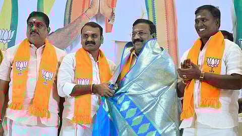 புதுச்சேரி மாநில பாஜக புதிய தலைவராக பொறுப்பேற்றுள்ள செல்வகணபதி எம்.பி பாராட்டு விழாவில் எல்.முருகன். அருகில் அமைச்சர்கள் நமச்சிவாயம் மற்றும் சாய் ஜெ.சரவணன்குமார்.