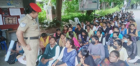 ‘தமிழ் கட்டாயம் இல்லை’ - புதிய கல்வி கொள்கைக்கு எதிராக பாரதிதாசன் கல்லூரி மாணவிகள் மீண்டும் போராட்டம்