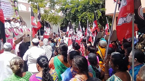 புதுச்சேரியில் 7 ஆண்டுகளாக வக்பு வாரியம் இல்லை: உடனடியாக அமைக்கக் கோரி அதிமுக ஆர்ப்பாட்டம்