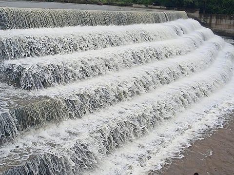 போடி அணைப்பிள்ளையார் கோயில் தடுப்பணைகளில் சீறிப் பாய்ந்து செல்லும் வெள்ளம். | படம்: என்.கணேஷ்ராஜ்.