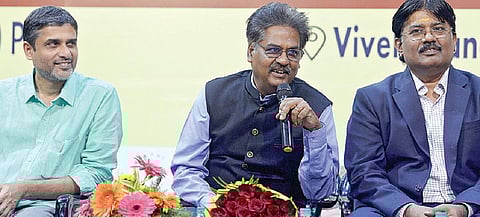 அண்ணா பல்கலை. மாணவர்களுடன் கலந்துரையாடிய சதீஷ் தவான் விண்வெளி ஆராய்ச்சி மையத்தின் இயக்குநர் ராஜராஜன். அருகில் அண்ணா பல்கலைக்கழகத்தின் துணைவேந்தர் வேல்ராஜ் உள்ளிட்டோர். படம்:எஸ். சத்தியசீலன்