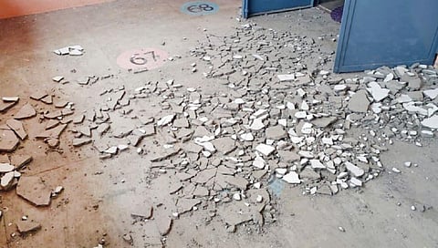 ஓசூர் அருகே பேகேப்பள்ளி ஊராட்சி ஒன்றிய நடுநிலைப் பள்ளியில் கூடுதல் வகுப்பறை கட்டிடத்தின் வரண்டா பகுதியில் உதிர்ந்த மேற்கூரை கான்கிரீட் சிமென்ட் பூச்சுகள்.