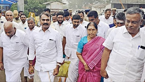 சென்னிமலை முருகன் கோயிலில் மத்திய இணை அமைச்சர் எல்.முருகண் நேற்று வழிபாடு செய்தார். அவருடன் மொடக்குறிச்சி எம்.எல்.ஏ. சி.சரஸ்வதி உள்ளிட்டோர் உடன் இருந்தனர்.