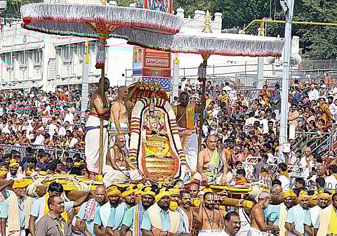 திருப்பதி நவராத்திரி பிரம்மோற்சவ விழாவின் 2-ம் நாளான நேற்று காலை சின்ன சேஷ வாகனத்தில் மலையப்பர் மாட வீதிகளில் உலா வந்து பக்தர்களுக்கு அருள் பாலித்தார்.