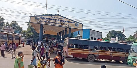 8 பேருந்துகளை மட்டுமே நிறுத்தும் நிலை: பெரியபாளையம் பேருந்து நிலையம் விரிவாக்கம் எப்போது?