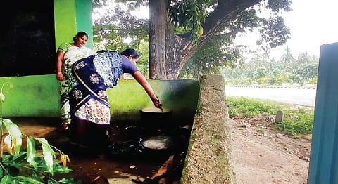 சமையல் அறை இல்லாததால், திறந்தவெளியில் சமைக்கப்படும் சத்துணவு.
