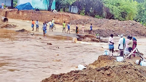 பழநி பெருமாள்புதூர் அருகே பச்சையாற்றில் அடித்து செல்லப்பட்ட தற்காலிக பாதை.