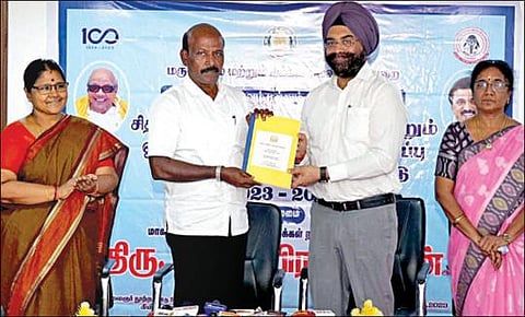 சித்தா, ஆயுர்வேதா, யுனானி மற்றும் ஓமியோபதி மருத்துவ பட்டப் படிப்பு களுக்கான தரவரிசைப் பட்டியலை சுகாதாரத் துறை அமைச்சர் மா.சுப்பிரமணியன் சென்னையில் நேற்று வெளிட்டார். உடன், துறை செயலர் ககன்தீப் சிங் பேடி, இந்திய மருத்துவம் மற்றும் ஓமியோபதி துறை ஆணையர் மைதிலி ராஜேந்திரன், தேர்வுக் குழு தலைவர் மலர்விழி.படம்: ம.பிரபு