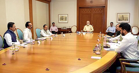 நிலவுக்கு மனிதர்களை அனுப்பும் ககன்யான் திட்டம் குறித்து பிரதமர் நரேந்திர மோடி தலைமையில் நேற்று டெல்லியில் உயர்நிலை ஆலோசனைக் கூட்டம் நடைபெற்றது. இதில் மத்திய அறிவியல்துறை அமைச்சர் ஜிதேந்திர சிங் உள்ளிட்டோர் பங்கேற்றனர். படம்: பிடிஐ