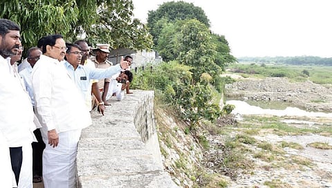 வேலூர் மாவட்டம் காட்பாடி வட்டம் பொன்னை அணைக்கட்டில் ரூ.19.47 கோடி மதிப்பில் நடைபெற்று வரும் புனரமைப்பு பணிகளை அமைச்சர் துரைமுருகன் நேற்று பார்வையிட்டு ஆய்வு செய்தார்.