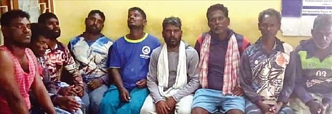 இலங்கை கடற்கொள்ளையர்களால் தாக்கப்பட்ட வேதாரண்யம் மீனவர்கள்.