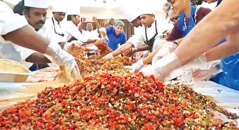 புதுவையில் உள்ள ஒரு நட்சத்திர உணவகத்தில் கிறிஸ்துமஸ் மற்றும் புத்தாண்டை வரவேற்க பராம்பரிய முறைப்படி கேக் தயாரிக்கும் பணி தொடங்கியது.