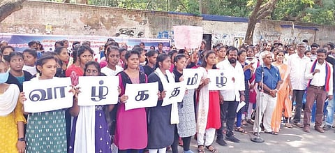 புதிய தேசிய கல்வி கொள்கையில் தமிழ் மொழி பாடங்களை குறைத்துள்ளதை கண்டித்து ஆர்ப்பாட்டத்தில் ஈடுபட்ட கல்லூரி மாணவிகள்.