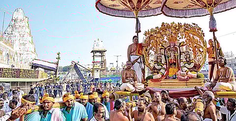 திருப்பதி நவராத்திரி பிரம்மோற்சவத்தின் 4-ம் நாளான நேற்று காலை, கற்பக விருட்ச வாகனத்தில் ஸ்ரீதேவி, பூதேவி சமேதமாய் மலையப்பர் எழுந்தருளி பக்தர்களுக்கு அருள் பாலித்தார்.