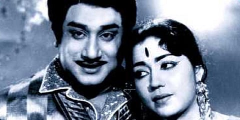 பாவை விளக்கு: கதாநாயகனை 4 பெண்கள் காதலிக்கும் கதை