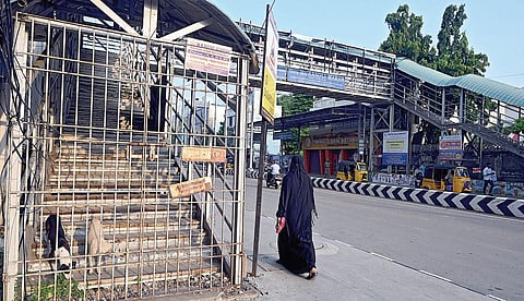 ராயப்பேட்டை பீட்டர்ஸ் சாலையில் மக்கள் பயன்பாடற்ற நிலையில் உள்ள நடைமேம்பாலம். | படங்கள்: எஸ்.சத்தியசீலன்